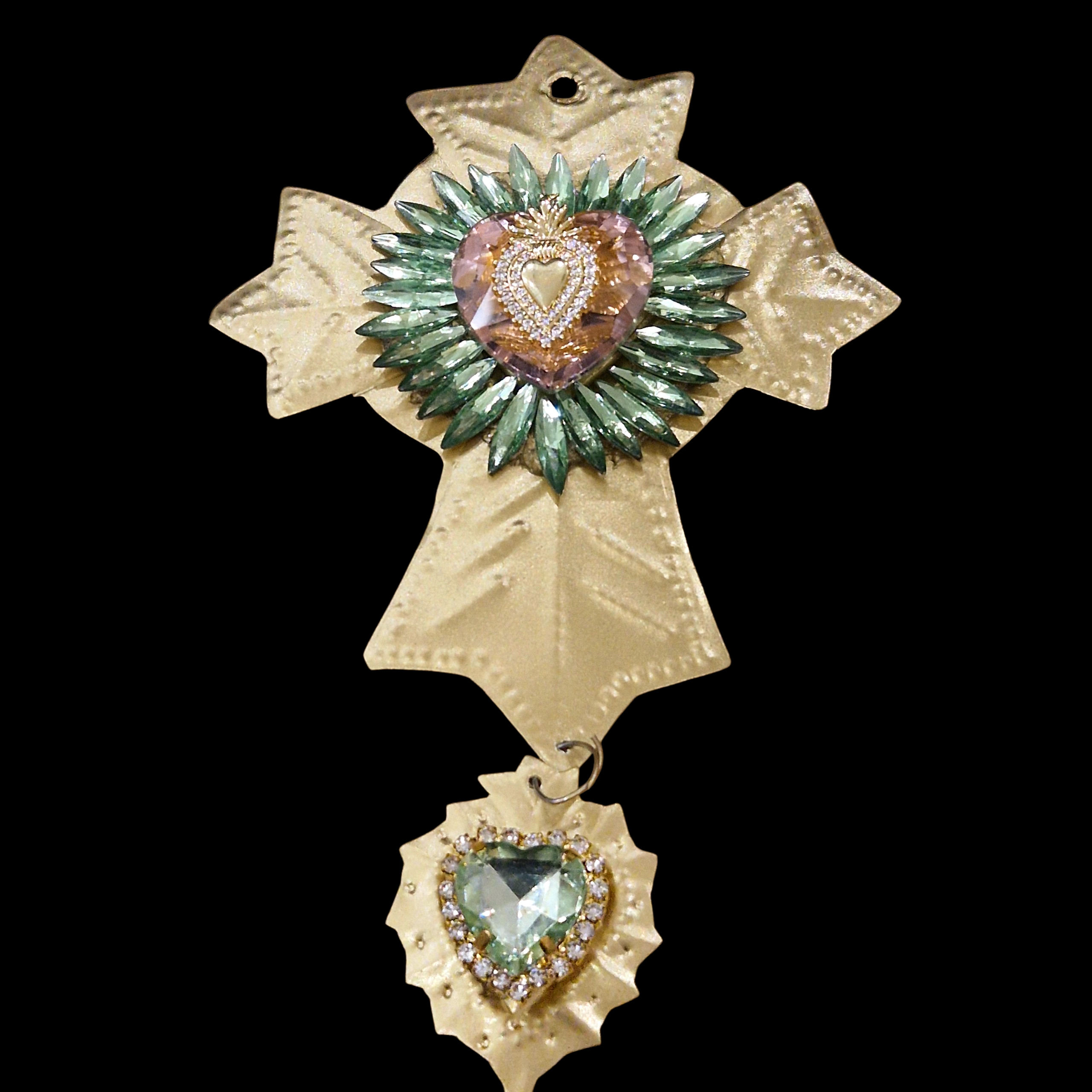 Croix baroque ornements verts pâles et rose