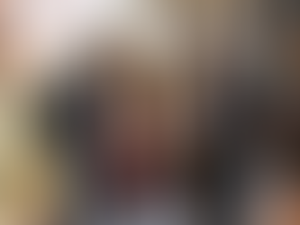 Premiers acheteurs devant leur nouvelle maison en Montérégie avec les clés en main