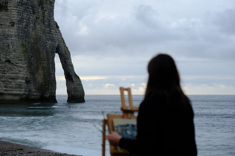 Malarka przy pracy w plenerze malująca klify w Etretat