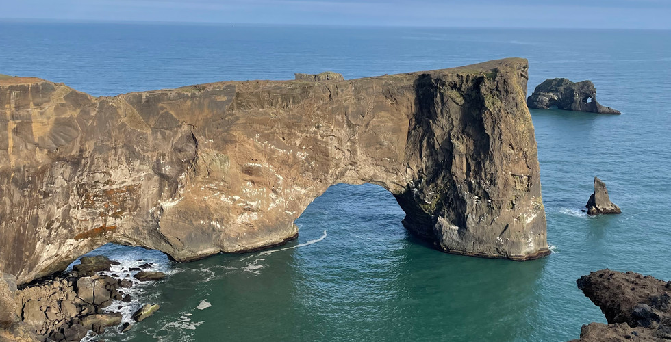 Klif w morzu z półkolistym otworem