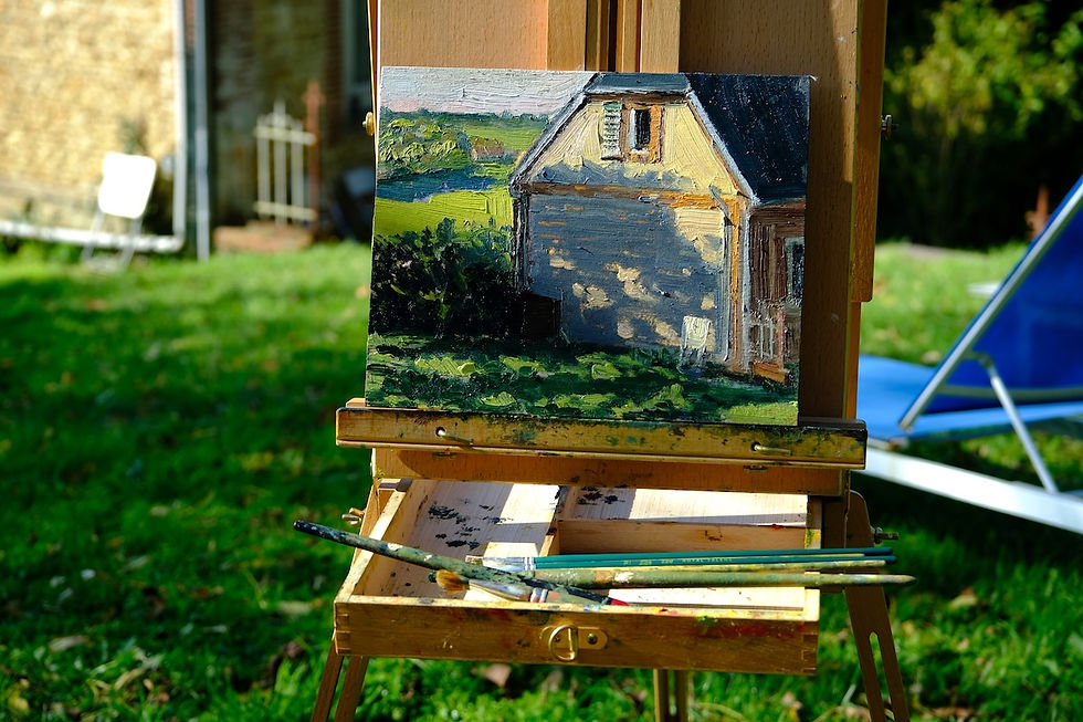 Obraz starego francuskiego domu na sztaludze plenerowej na trawie