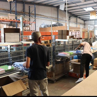 Employés rangeant des fournitures dans un entrepôt