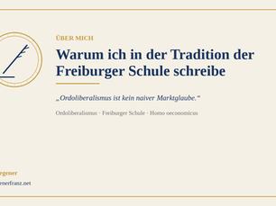Titelbild zum Blogartikel „Warum ich in der Tradition der Freiburger Schule schreibe" von Franz Wegener, mit Federkiel-Symbol und dem Zitat „Ordoliberalismus ist kein naiver Marktglaube"
