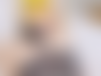 강남안마 크로바안마 수지의 부끄러운 눈빛과 차분한 분위기를 담은 프로필 이미지로, 체험기 ‘부끄러운 눈빛 속 민감한 반전’을 표현한 사진.