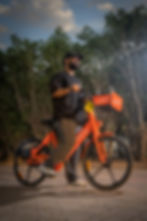 دراجة كهربائية وشخص في محمية الملك خالد