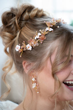 couronne de mariée en fleurs de cerisier du japon en porcelaine foide et résine et boucles d'oreilles pendantes assorties 