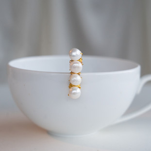 pince mariée minimaliste et élégante en perles d'eau douce Léonia. Pince crocodile pour agrémenter discrétement un side hair , un chignon flou ou plaqué. Accessoire cheveux mariage à porter seul ou en accumultation