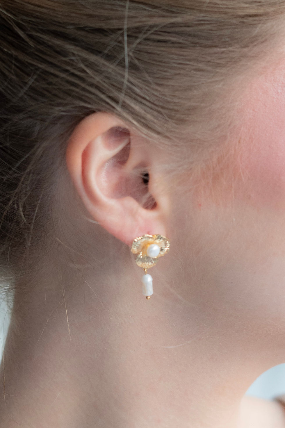 Thumbnail: boucles d'oreilles mariée fleurie plaqué or et perle d'eau douce