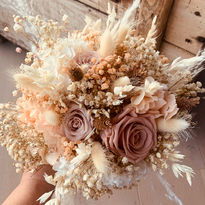 bouquet de mariée bohème chic composé d'hortensia corail et ivoire de roses éternelles et de fleurs séchées de la collection Romy