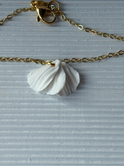 Thumbnail: bracelet mariée délicat plaqué or et porcelaine froide