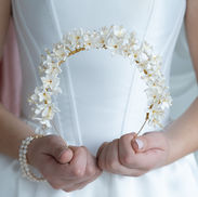 couronne mariée fleurs en porcelaine froide irisée , perles d'eau douce et cristaux collection mariée Iseline pour une coiffure mariée romantique