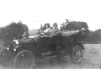 Betty Starbuck and Queen Rawlinson in about 1925