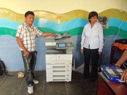 DIRECTORA LILIAN QUIROZ 2014 RECIBE FOTOCOPIADOR MODERNA.jpg