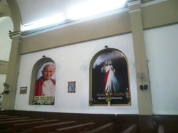 IGLESIA DE CHEPEN- MURALES CON IMAGENES DE JESUCRISTO Y PAPA JUAN PABLO II.jpg