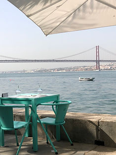Ponte 25 de Abril in Lissabon von einem Restaurant