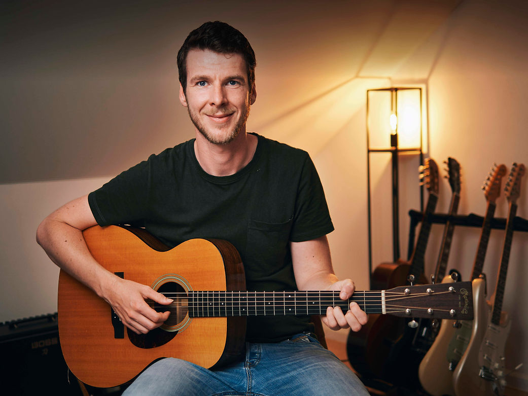 Dries Vanden Borre gitaarles lacht