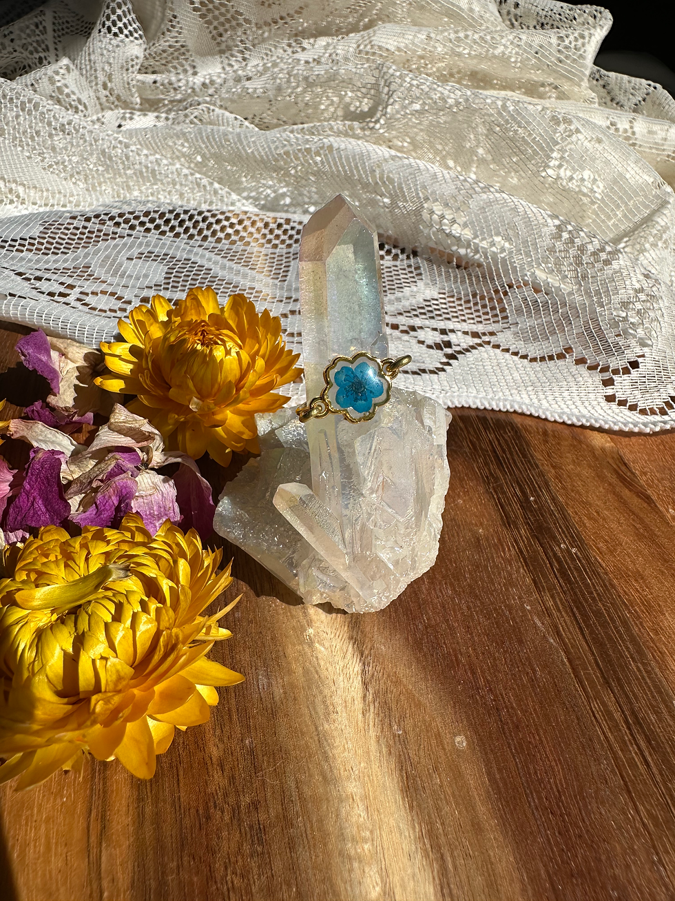 Thumbnail: flower-shaped gold floral ring