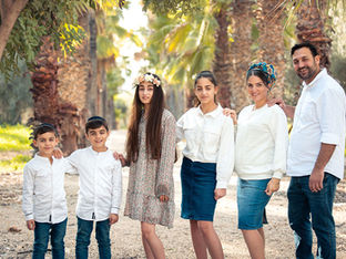 צילומי משפחה בטבע, משפחה עומדת יחד באור טבעי רך