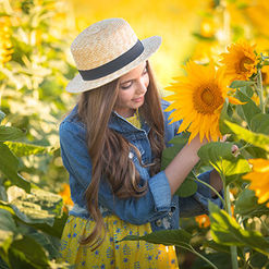 בת מצווה בשדה חמניות בטבע