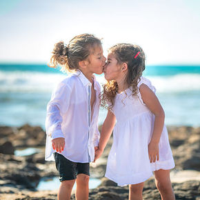 צילומי ילדים בטבע, שני אחים עומדות יחד על חוף הים