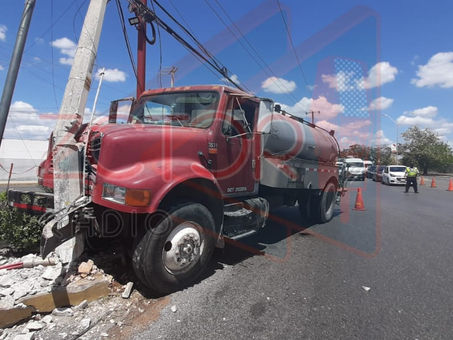 Chofer se estrella contra poste de la CFE