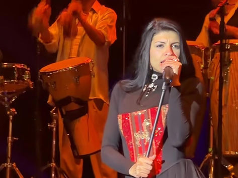 "Con Otra" de Cazzu se Convirtió en el Himno de la Noche en Bolivia