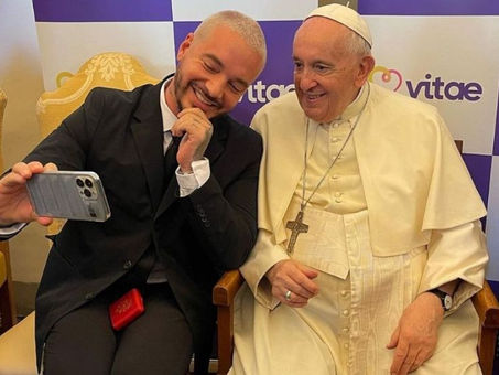 J Balvin se reúne con el Papa Francisco y hasta selfies se toman