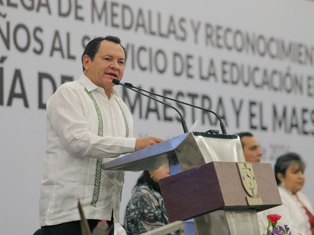 Yucatán Reconoce a 485 Docentes por Décadas de Entrega en las Aulas