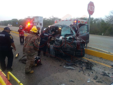 Fuerte accidente: Mujer termina prensada