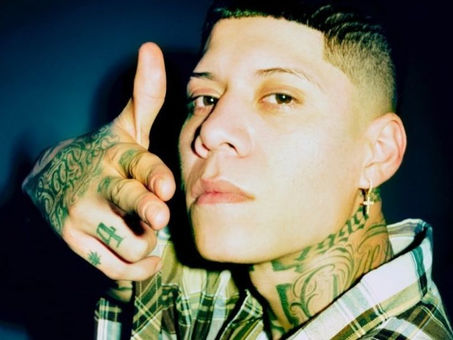 Hospitalizan a Santa Fe Klan, el rapero sufrió una fuerte lesión que lo alejará de los escenarios