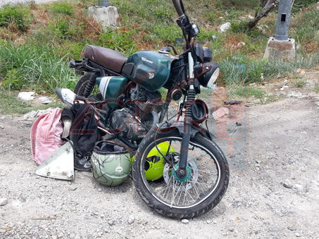 Pareja en moto heridos tras impacto contra unidad de bomberos
