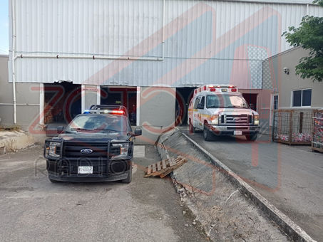 Por descuido toca los cables y muere