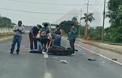 Motociclista se Estrella contra Taxi