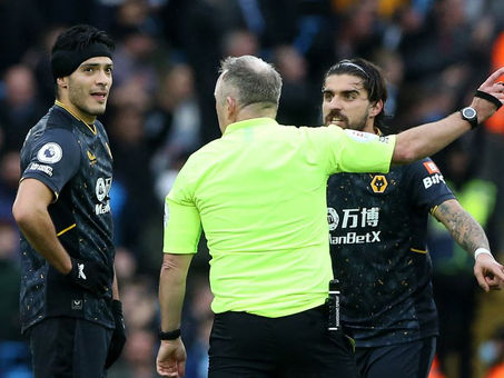 Raúl Jiménez se va expulsado en 48 segundos