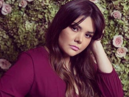 Yuridia se derrite al escuchar "Aléjate de mí", canción que le dedicó su ex Mario Domm