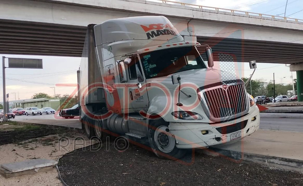 Tractocamión "Se fue de Paseo" a la Banqueta en los Héroes