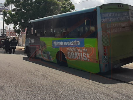 Vehículo y comercio dañados por llantas de autobús