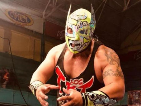 Muere el famoso luchador Toro Bill Jr., tras ser retirado en camilla de función en Puebla