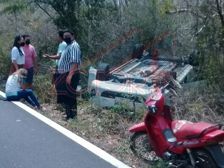 Mujer termina dentro del monte