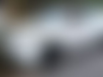 Conductor impacta su auto contra poste