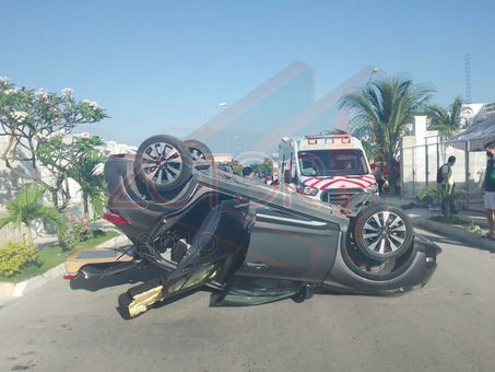 Conductor vuelca con familia y huye