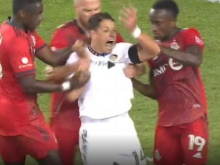 Tunden en redes a “Chicharito” Hernández por exagerado gesto ante falta