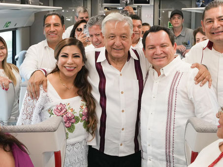 Acompañan Huacho Díaz Mena y su esposa a López Obrador en su última gira por Yucatán