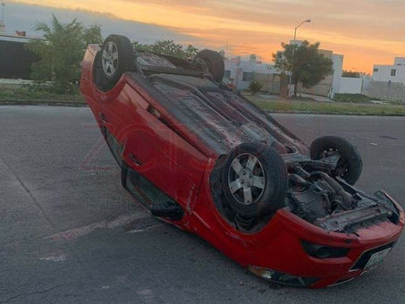 Mujer vuelca con su auto y luego huye