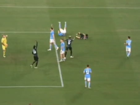 "El Chucky" Lozano se lesiona tras un fuerte cabezazo en el Lazio vs Napoli