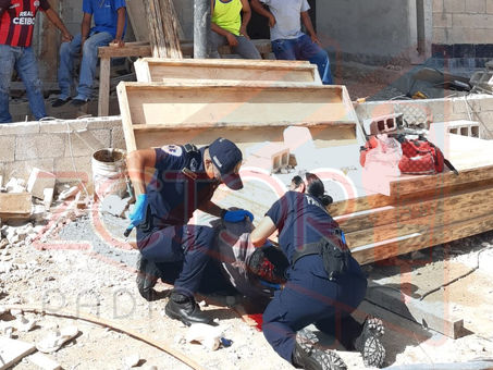 Albañil grave tras caerle encima bloques de concreto