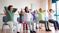 Vrouw die Stoel yoga doet