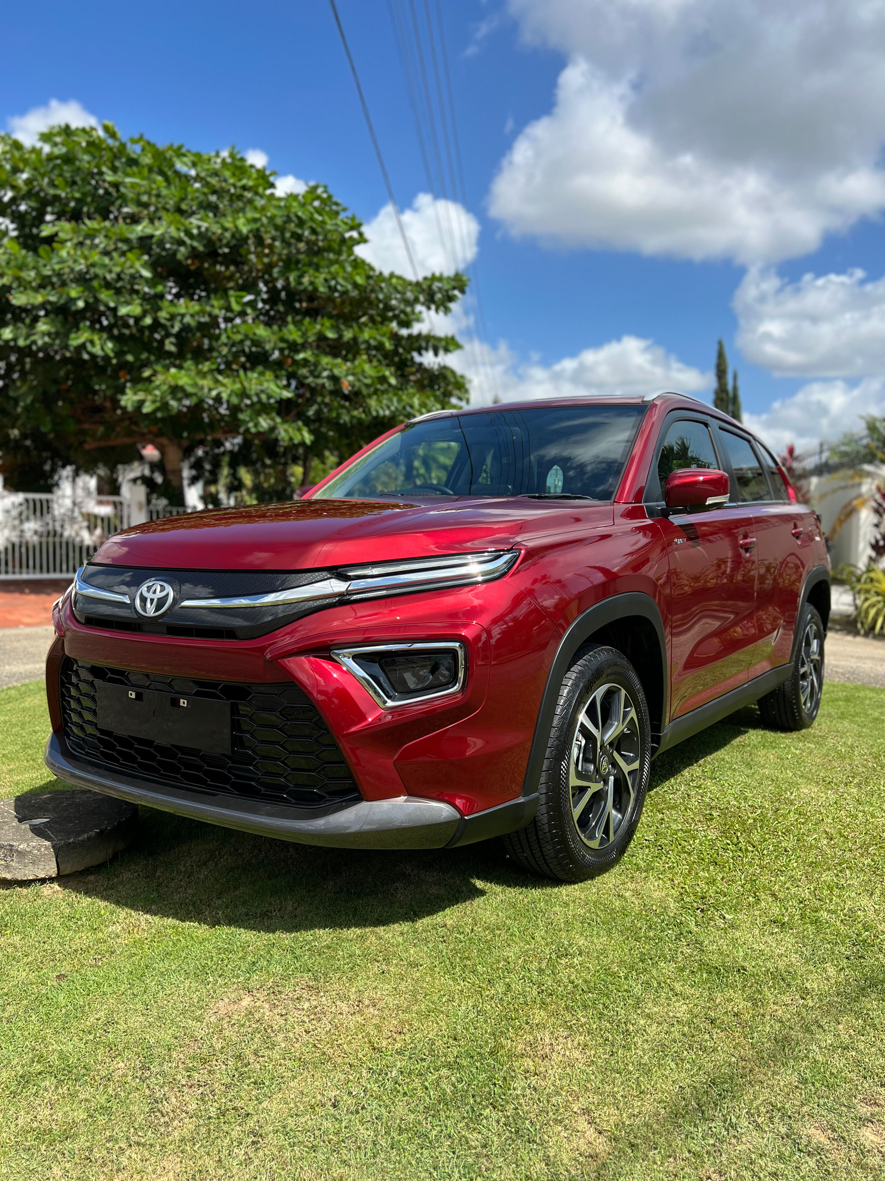 RED TOYOTA HYRYDER G SPEC