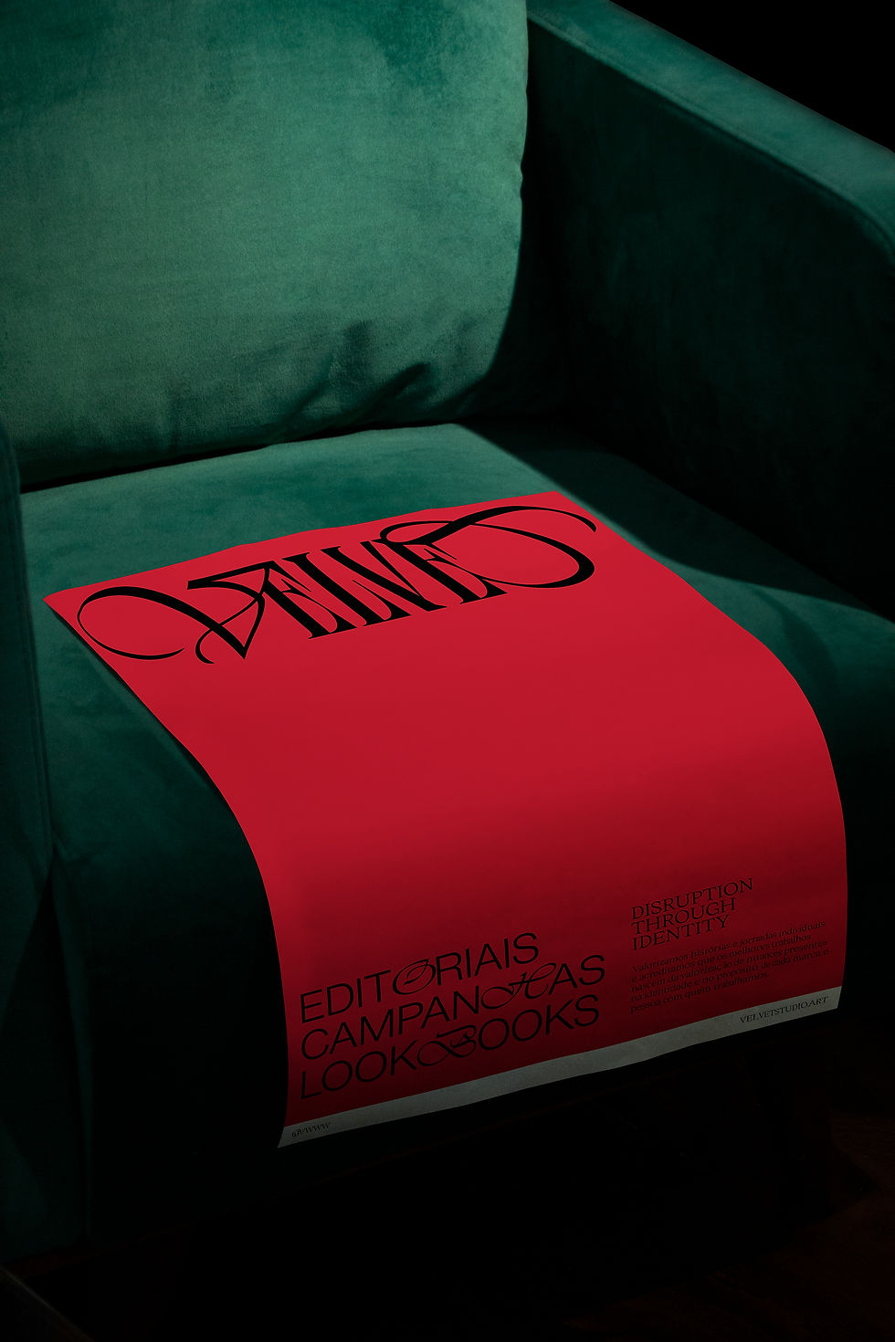Poster evidenciando a identidade visual elegante e ousada da Velvet