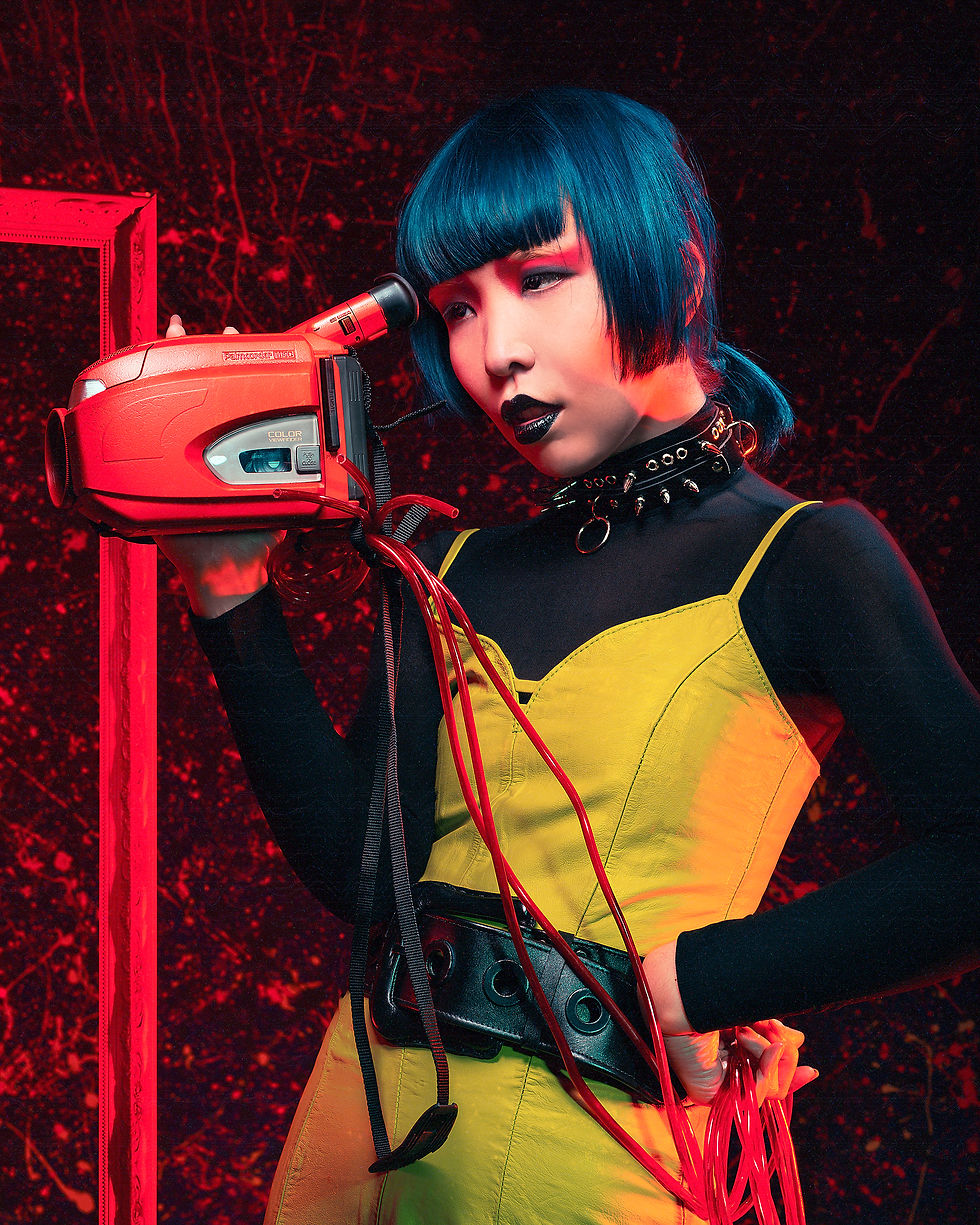 Modelo vestindo look cyberpunk com detalhes metálicos e futuristas em campanha de moda autoral desenvolvida pela Velvet,